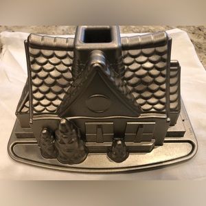 Nordic Ware Gingerbread House Bundt Pan (Brand New)